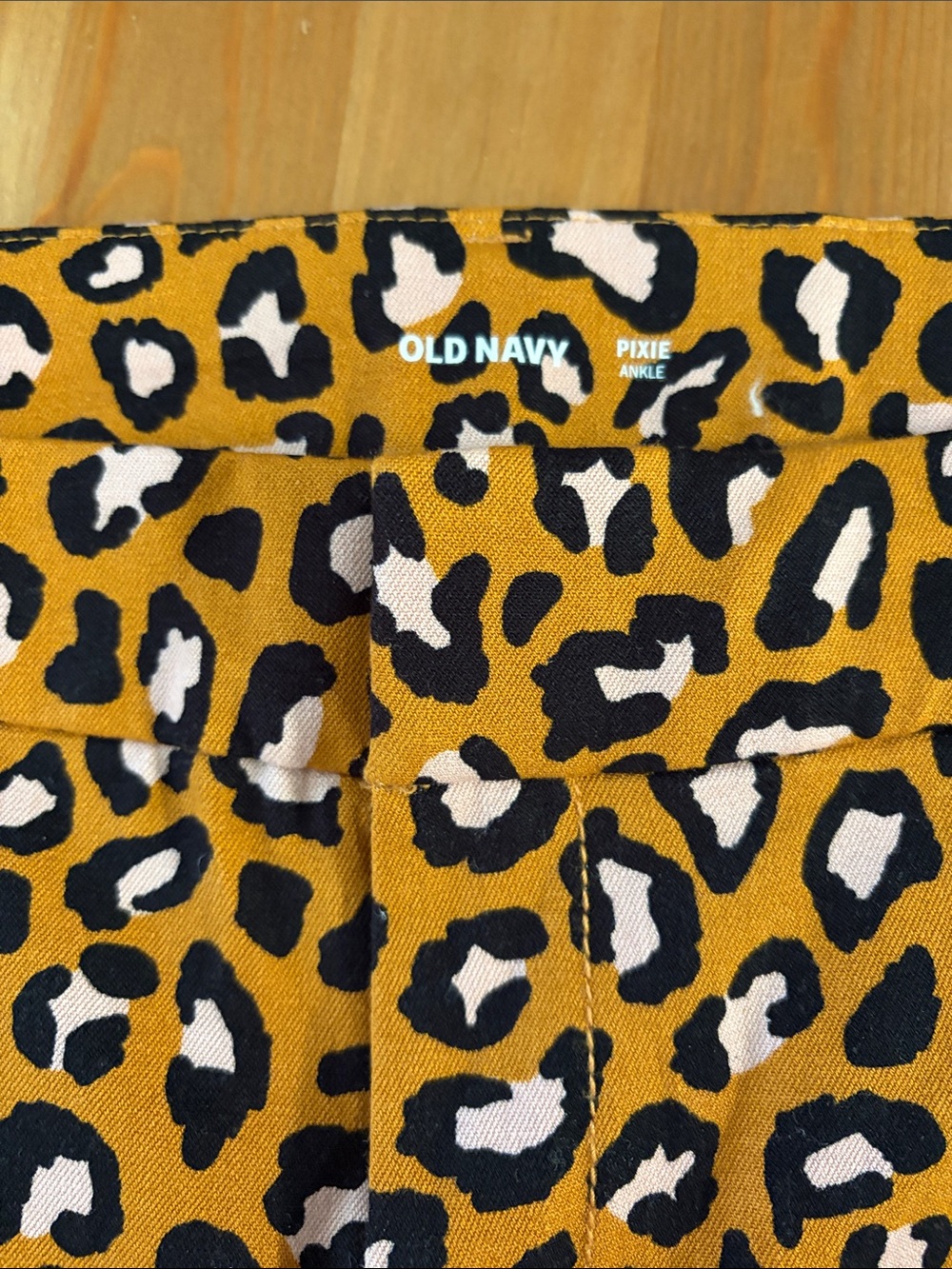 Old Navy Pixie Ankle Pant in Leopard - Picture 3 of 4